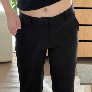 Kostymbyxor  - Kostymbyxor från bik bok som tyvärr är för stora för mig💞  Storlek 36 Köpare står för frakt!