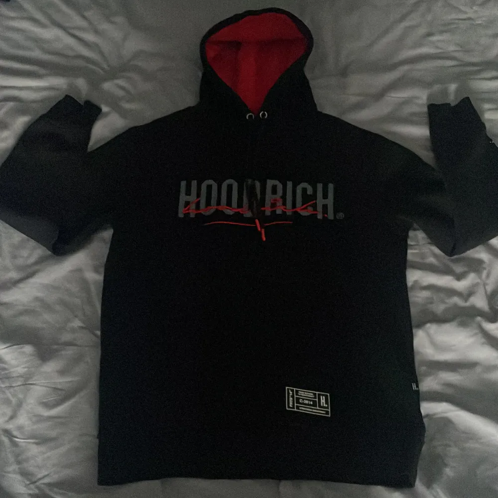 Skön Hoodie ifrån Hoodrich | Storlek S | Aldrig använd, som ny i skicket | Nypris:900kr, mitt pris 315, kan släppa något billigare vid snabb affär 🙌 . Hoodies.