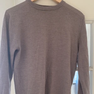 Merino tröja - Merino i sandfärg från john henric, orginal pris 1000kr. Skick 7/10.