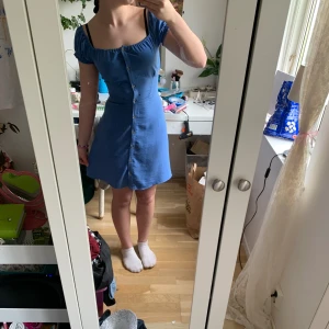 blå klänning  - superfin blå klänning! har en liten fläck, har inte testat att tvätta den dock. 