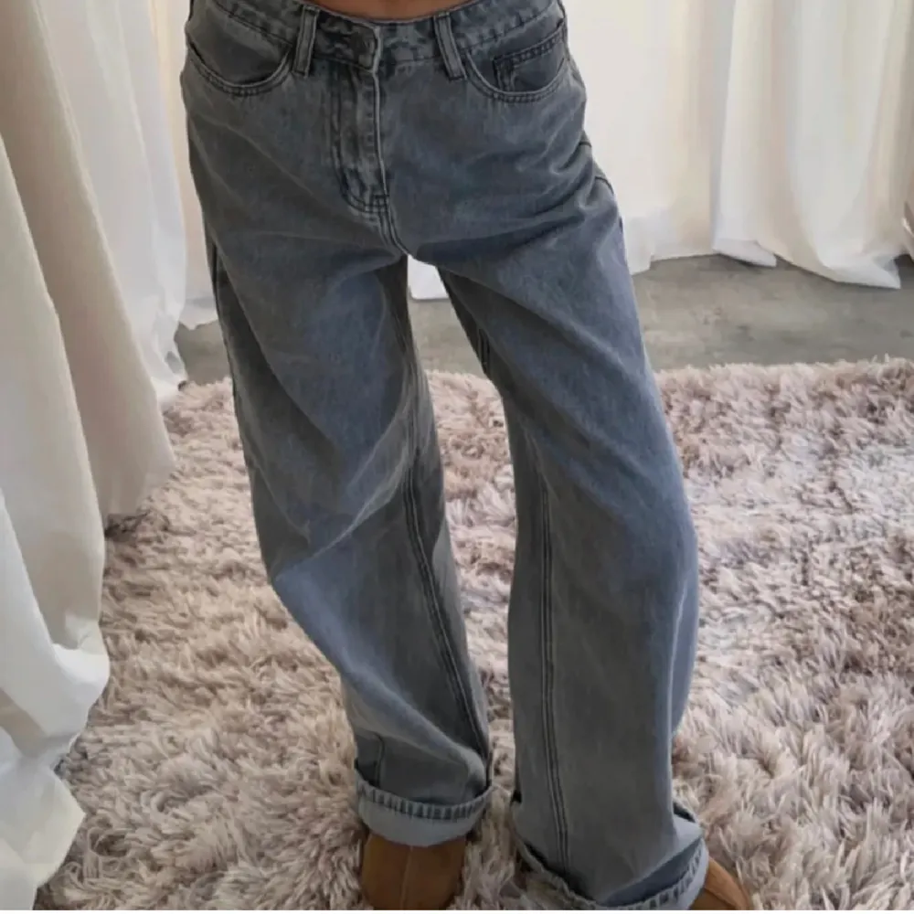Trendiga helt nya jeans från le magda. Jag säljer pga storleken inte passade mig. Fin modell med raka ben och lite baggy!🫶 Storlek 36 men skulle säga att de är långa för att vara 36! . Jeans & Byxor.