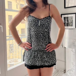 Klänning!! - Jätte snygg klänning! Jag är 172 som referens!