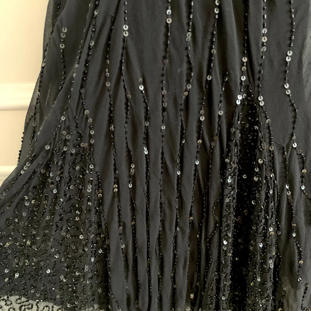 Superfin svart klänning med massa fina detaljer. Klänningar.