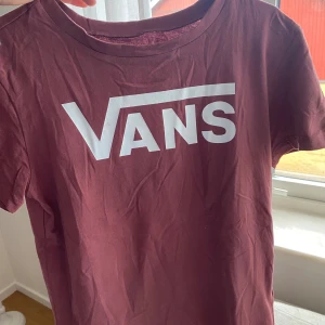 T-shirt - Rosa/röd t-shirt från Vans. Skönt material, i jättebra skick.