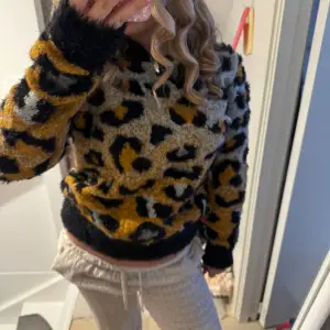 Så fin och gosig leopard tröja 🥰🥰