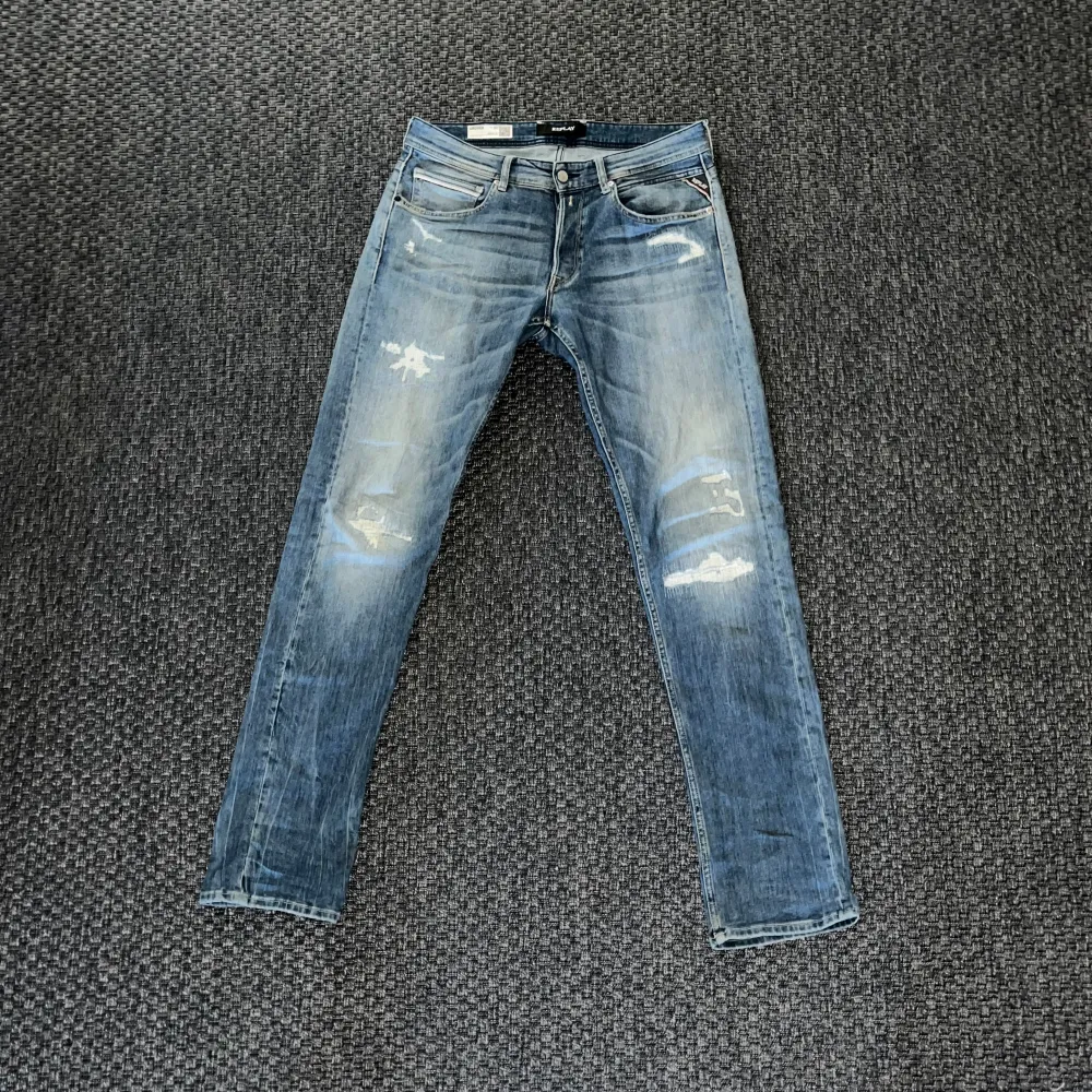 Ett par snygga och knabbt använda Replay jeans som passar till de flesta klädesplagg även för ett bra pris. Skick: 9,5/10 Storlek: W32 L34 Nypris: 1500 Pris: 699. Jeans & Byxor.