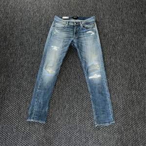Ett par snygga och knabbt använda Replay jeans som passar till de flesta klädesplagg även för ett bra pris. Skick: 9,5/10 Storlek: W32 L34 Nypris: 1500 Pris: 699