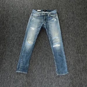 Blåa Replay jeans Grover - Ett par snygga och knabbt använda Replay jeans som passar till de flesta klädesplagg även för ett bra pris. Skick: 9,5/10 Storlek: W32 L34 Nypris: 1500 Pris: 699