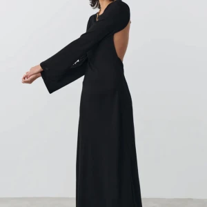 Långklänning - Stickad långklänning med öppen rygg för Gina tricot. Oanvänd, stl S. Nypris 600kr💗