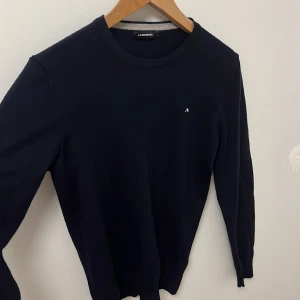 Stickad Sweatshirt - Säljer denna J.Lindberg Sweatshirten, i top skick 10/10! Skönt matrial, stickad i merinoull. Nypris: 1299 kr | Mitt pris: 349 kr. Storlek L, men har krympt lite, passar xs-s