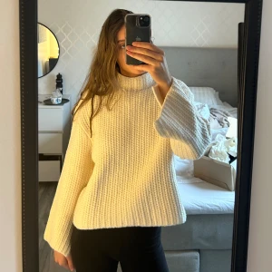 Stickad tröja - En stickad tröja från zara också helt oanvänd med lapp kvar. 