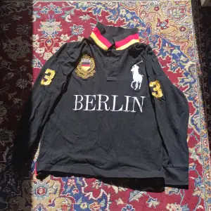 Ralph Lauren Berlin tröja som itne används och är i nästan top skick. Tröjan är i size S för barn och passar inte äldre så ofta men annars är allt okej, Ställ gärna frågor😁