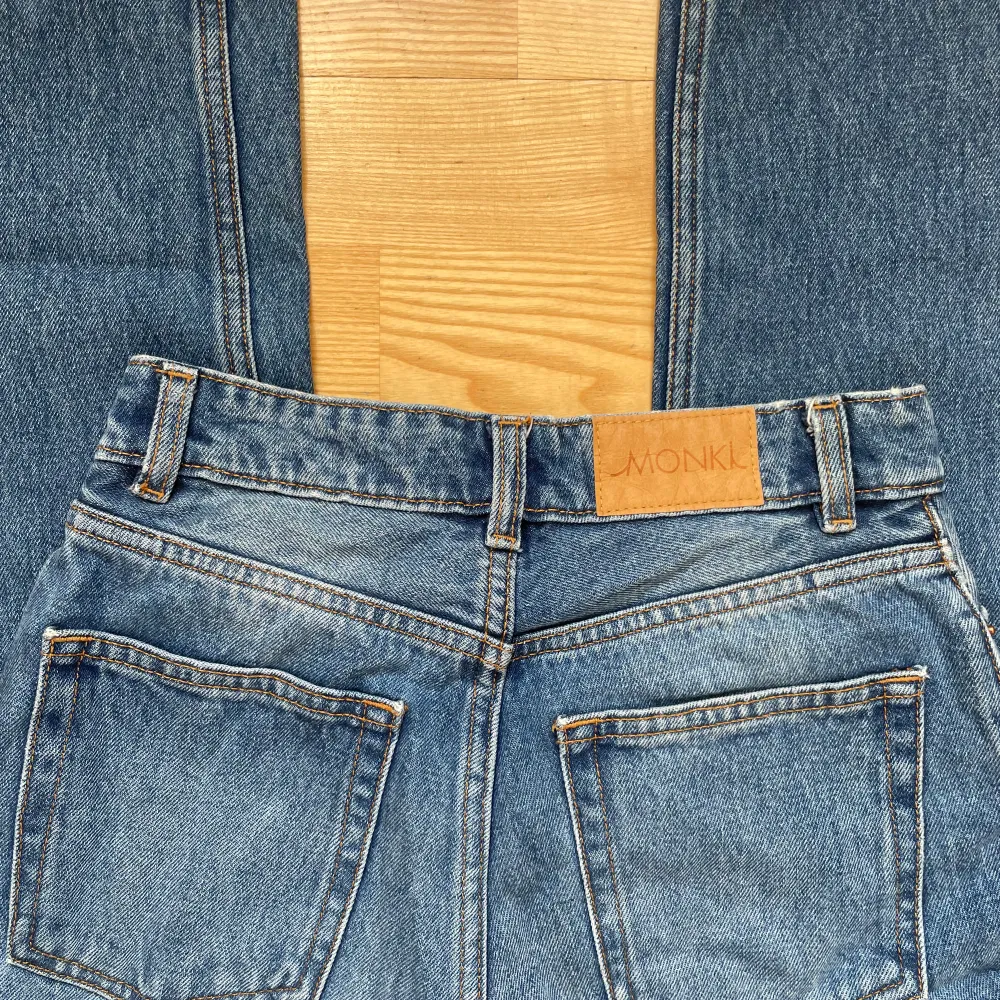 Säljer dessa raka högmidjade jeans från Monki då de inte passar mig. Knappt använda så jättefint skick. Midja: high/mid waist Midjemått: 32,5cm Innerbenslängd: 76cm Hör gärna av dig vid frågor, för fler bilder eller för att diskutera priset!😇. Jeans & Byxor.