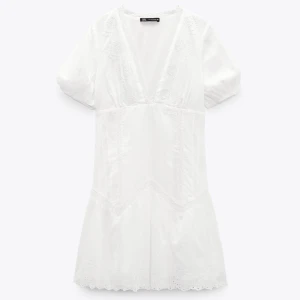 Vit klänning zara - Vit klänning från zara, köpt ny och endast tvättad aldrig använd, storlek xs!💗