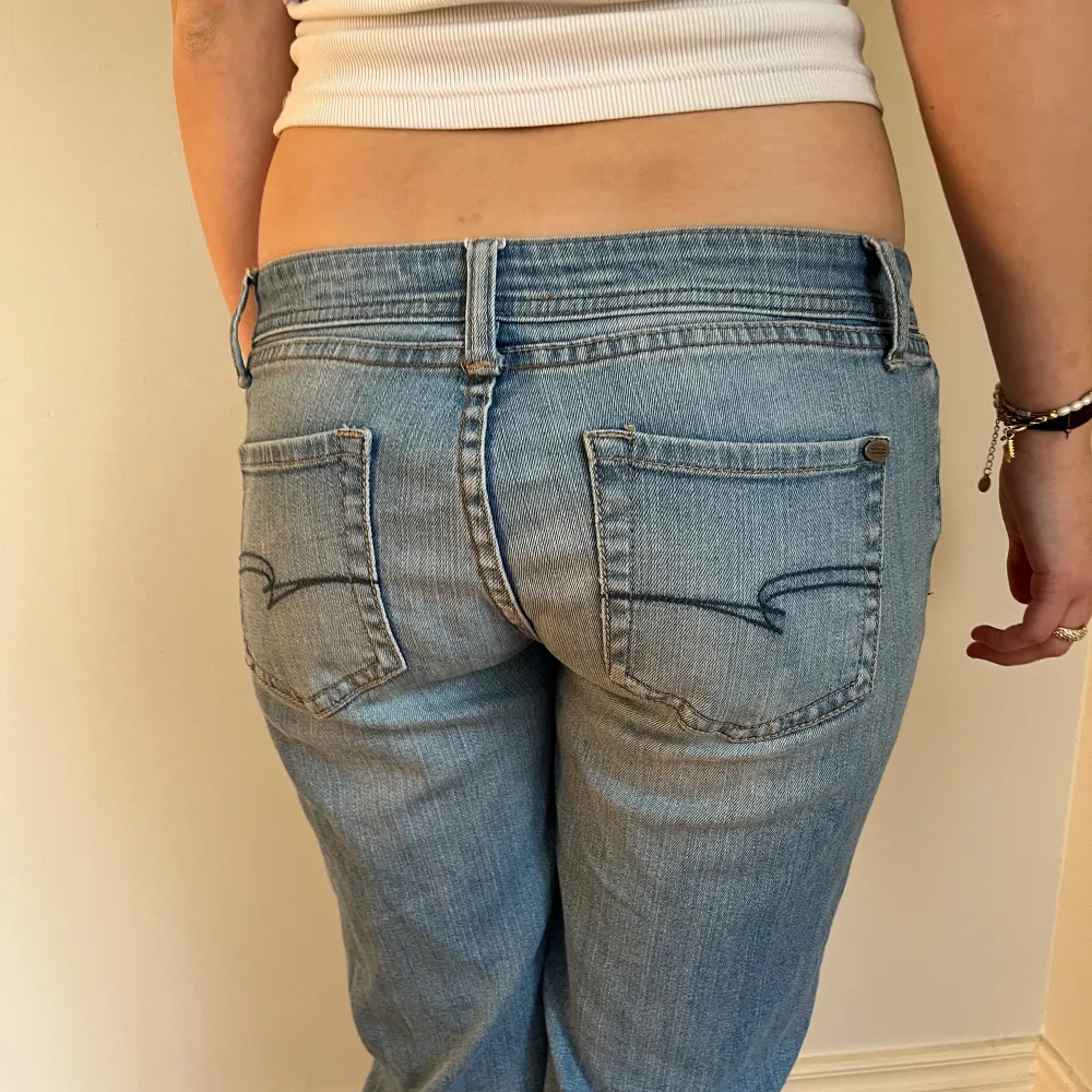 Midjemått( rätt över): 41cm  Inerbenslängd: 75cm   Köp dem via ”KÖP NU” eller Swish  Modellen är 168 cm, inga defekter 💕 . Jeans & Byxor.