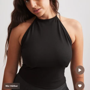 Fest topp - Jättefin svart fest topp från NA-KD med knytningar i ryggen! Aldrig använd! Frakt tillkommer!! Jag bär vanligtvis storlek 38/40 och denna funkar på mig för att min tanke var att jag ville ha den längre och inte croppad!! 