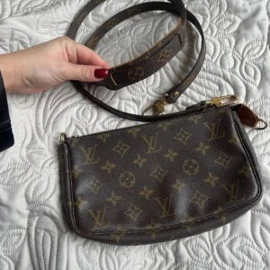 Louis Vuitton väska  - Dragkedjan är ej sönder fungerar som den ska men löparen måste sättas på