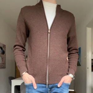 Stenströms Fullzip - Säljer denna snygga merinoull fullzip från Stenströms i mycket bra skick🙌 Storlek: S  Nypris: över 2000