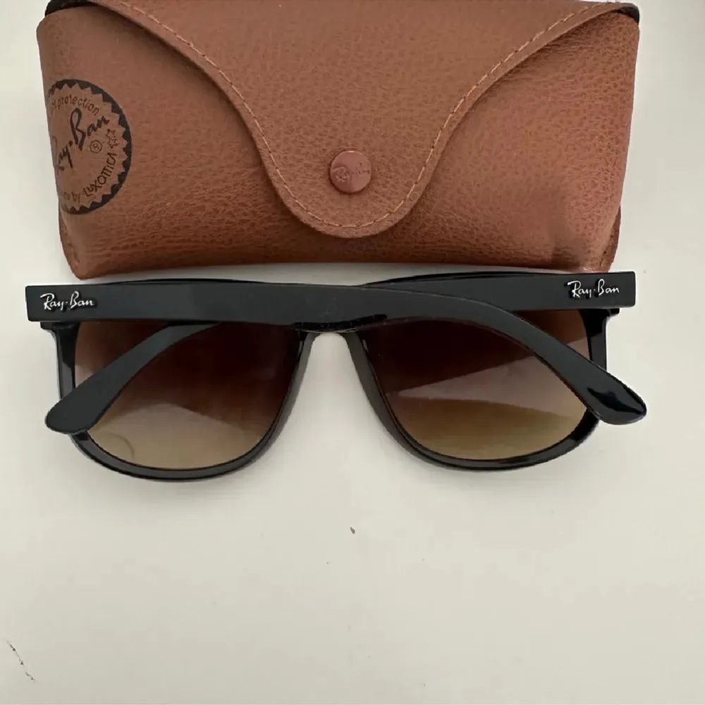 Eftertraktade Rayban Boyfriend som e perfekta nu inför sommaren.               Skick 10/10, köpta för 1250kr pà Synsam. Gjorda i Italien och har inga defekter alls. Kvitto online finns och fodralet tillkommer vid köp. 😃. Accessoarer.