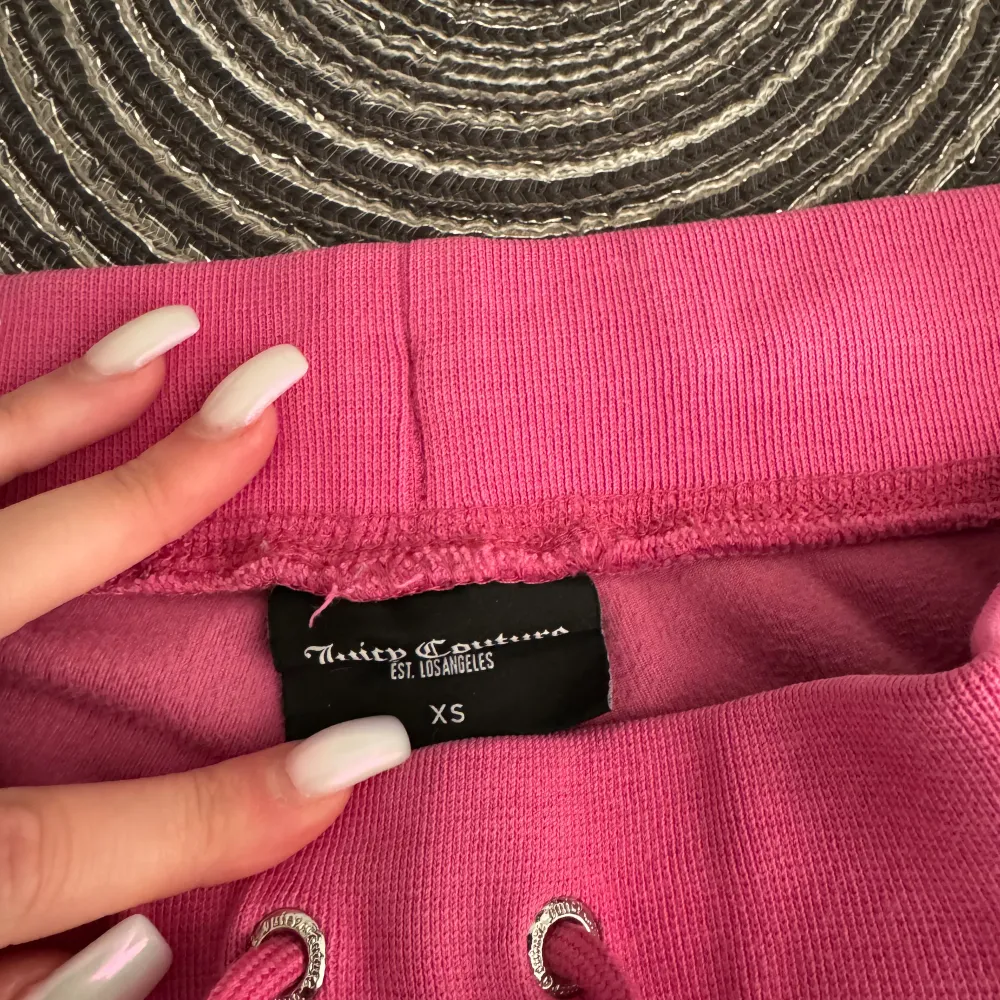 Rosa juicy couture byxor i storlek xs. Knappt använda. 600kr plus frakt . Jeans & Byxor.