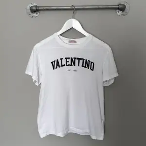 Valentino t-shirt - väldigt bra skick, bortsett från ett litet hål på ena axeln (se bild) - storlek: S - Nypris: ~3500kr - Vi säljer för endast 799kr❗️
