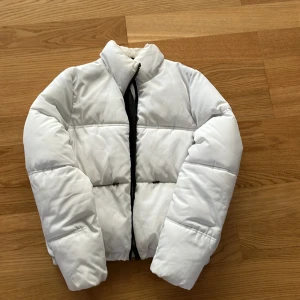 Dunjacka  - Vit dunjacka i stlk xs. 