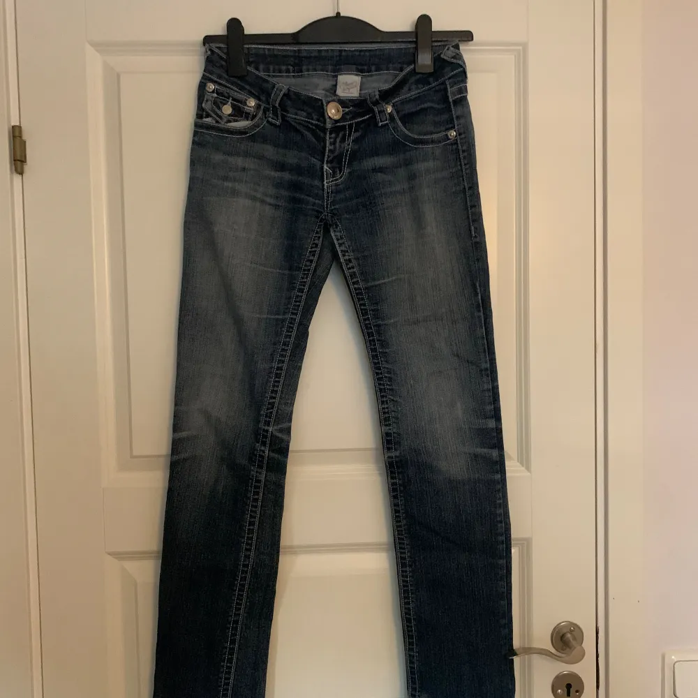 Low waist bootcut jeans från True Religion,  aldrig använda, endast testade. Har inga tecken på användning.  Om ni har några frågor/funderingar, så svarar jag gärna på dem.. Jeans & Byxor.