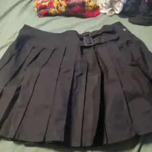 Fin svart kjol. Oanvänd då den var för stor och i nyskick. Den är i storlek XL. Katter finns i huset.