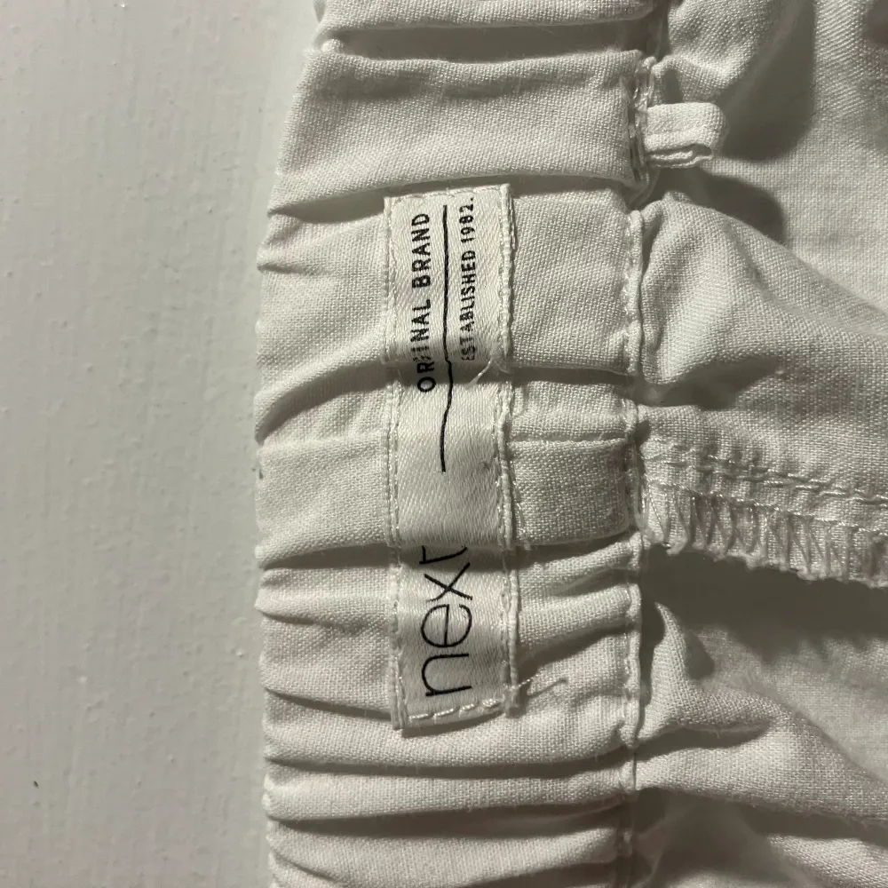Vita linnebyxor i ny skick från next, storlek 152💗 Köpare står för frakt 🤍. Jeans & Byxor.
