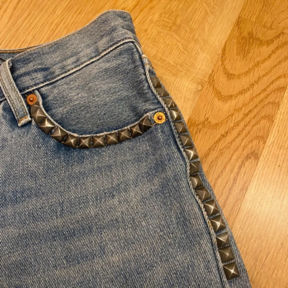 jeansshorts från levis med nitar på💗as snygga och perfekt till somamren💕storlek 24 och midjemått 72 cm. Shorts.