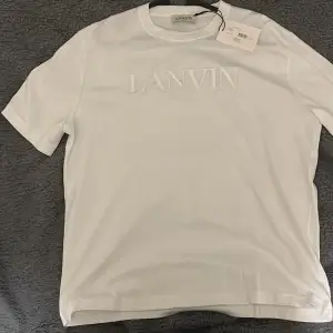 Tjena, säljer en vit lavin t- shirt, aldrig använd och har påse och taggar till plagget. Hör av er vid minsta lilla fråga. 1:1