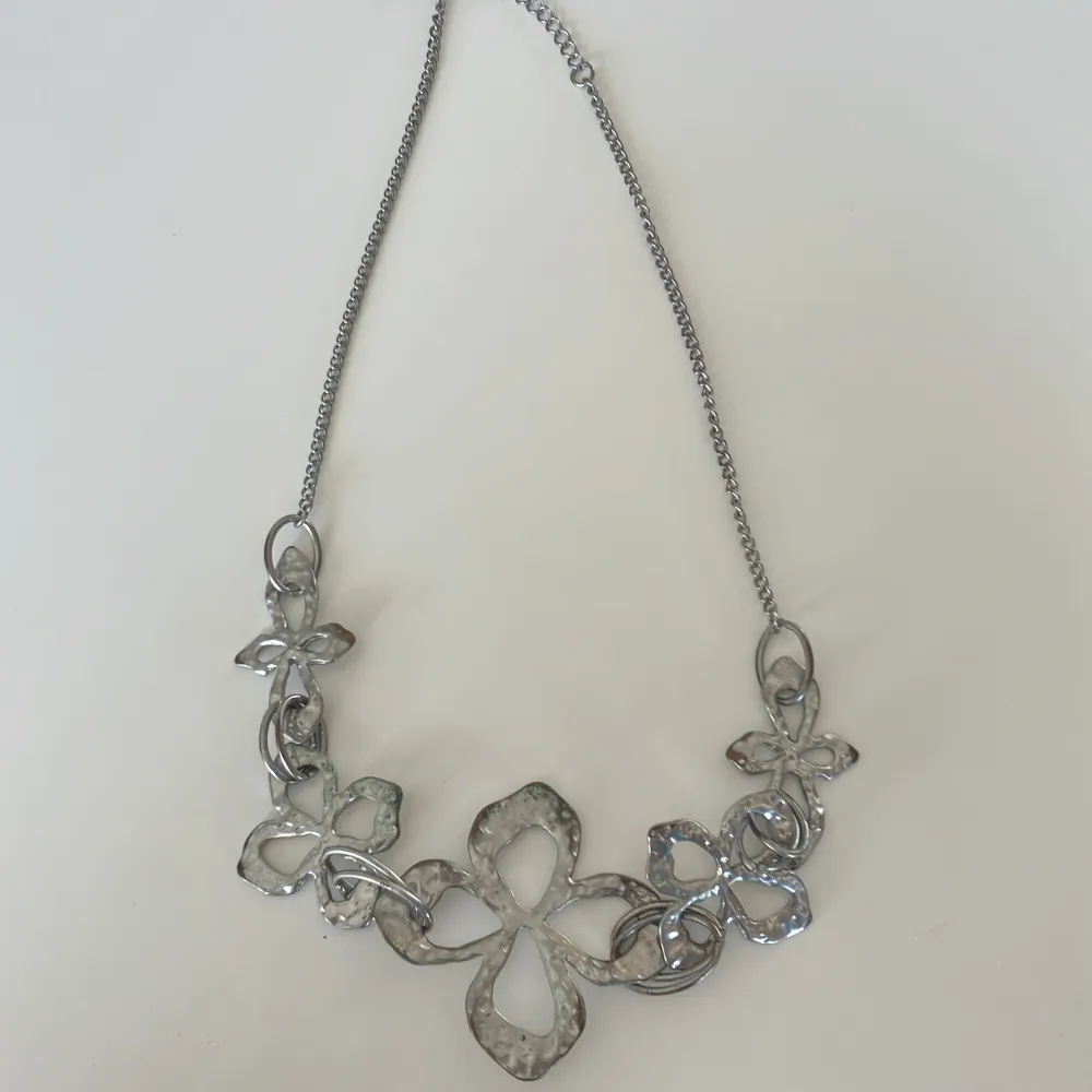 Halsband med silverblommor. 53cm. . Accessoarer.