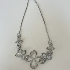 Silver halsband - Halsband med silverblommor. 53cm. 