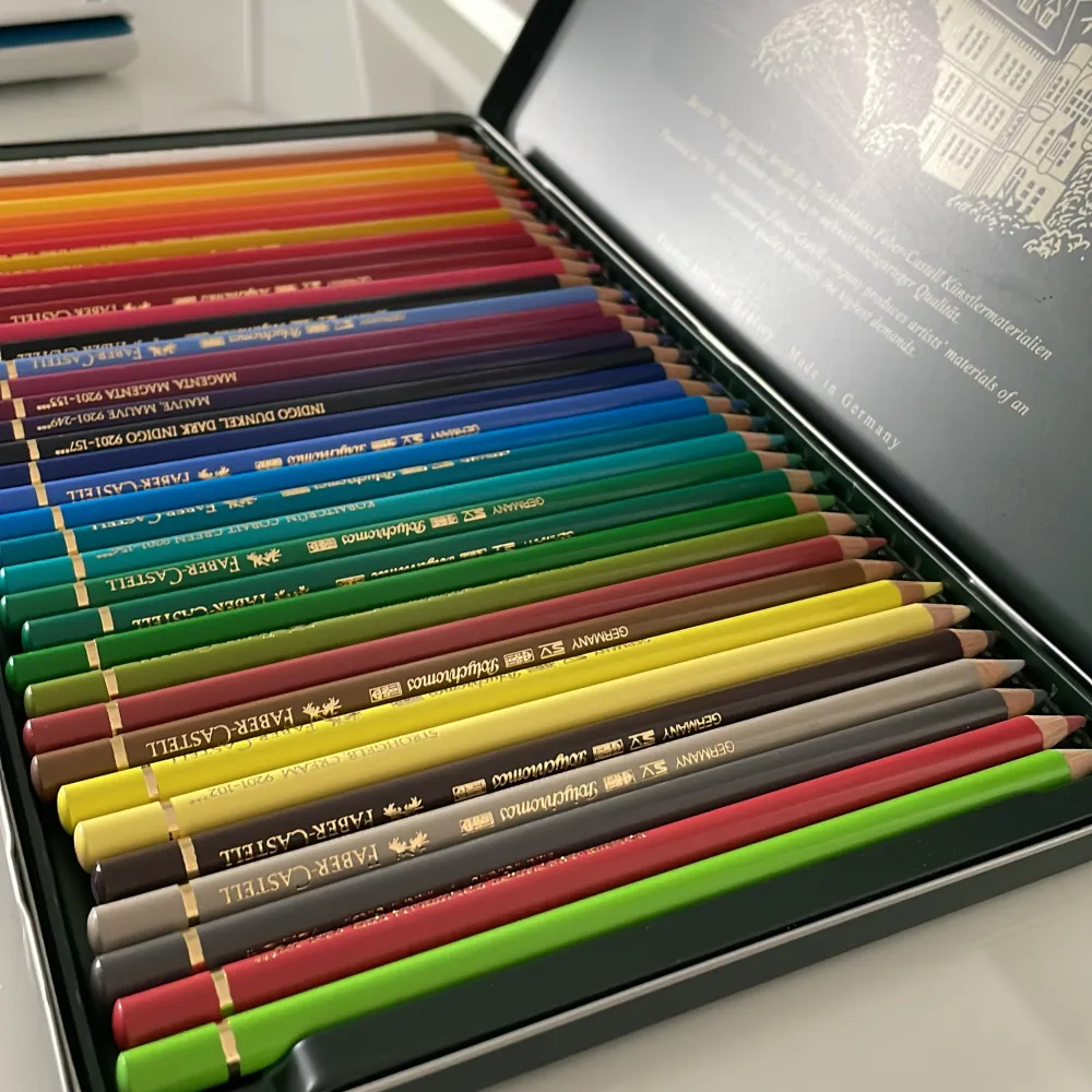 Faber-Castell färgpennor. Kommer i 36 färger. Majoriteten av pennorna är helt oanvända. Mycket bra kvalite på pennorna. Stor variation av färger. . Övrigt.