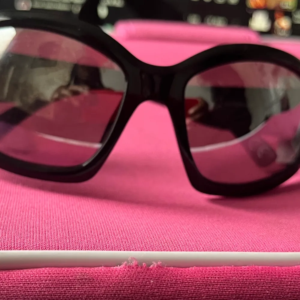 Solglasögon från ASOS i futuristisk Y2K stil med spegelglas. Helt nya och oanvända.. Övrigt.