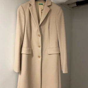 Vårkappa - Oanvänd. Känns liten i storleken. 