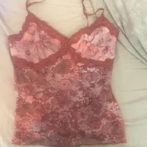 Jätte gulligt rosa linne med blommor! - Ett jätte gulligt rosa linne med blommor i bra skick! 