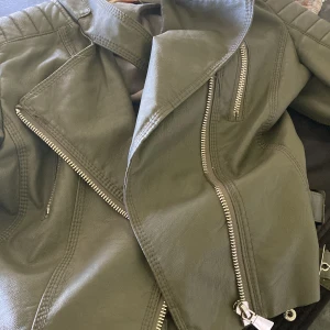 Grön skinnjacka i storlek 38 - Grönskinjacka i storlek 38. Vid fårgar är de bara att höra av sig!☺️