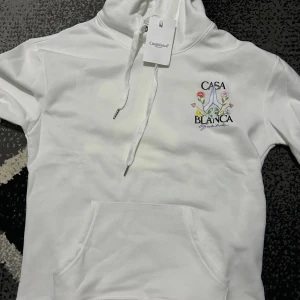 Casablanca hoodie - Jätte fin fick den i present men den va för liten för mig vet it exakt hur mkt fom går för men nån tusenlapp