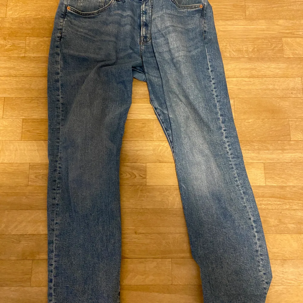 Blåa jeans från HM  36/32. Jeans & Byxor.