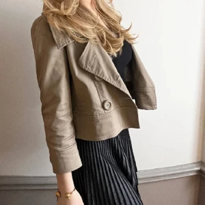 Trekvartsärmad jacka  - Säljer denna jacka då den inte passar mig, köpt på plick (bilder från förra ägaren). Super söt och perfekt till sommaren. Har en liten fläck som man inte lägger mycket tanke på.❤️