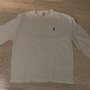 Ralph Lauren tröja - Skicket är 10/10 inga tecken på användning. Riktigt snygg, köpt för 1700kr men säljer för 599kr. 