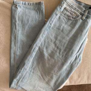 Ljusa jeans från Bik Bok med trevlig passform (speciellt i götten😉)
