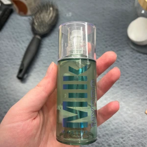 Milk primer  - Säljer denna primern, eftersom jag inte får den till att fungera för mig… använd men ändå det mesta kvar. Nypris är 549 kr tror jag. Tänker att jag har 230 kr för denna 😊