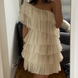 Student kläning  - Säljer min fina student kläning som jag skulle ha inför min student. Hittade en annan, då jag säljer min fina kläning nu, om du är intresserad av att köpa den, hör gärna av dig💞köparen står för frakten