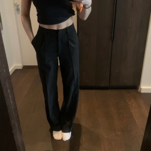 Kostymbyxor från NA-KD  - High waisted kostymbyxor från NA-KD x Hanna Schönberg. Pris 100kr