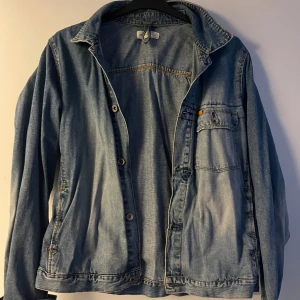 Jeansjacka - En jeansjacka från märket Caterpillar!  Storlek L 