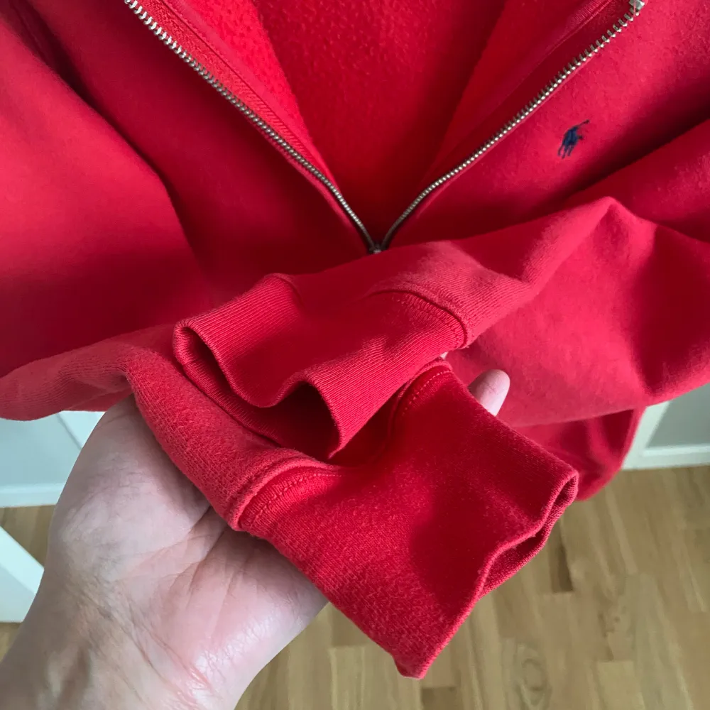 Säljer min nästan nya zip hoodie fr Polo. Den är använd några ggr och tvättad 2 ggr. Inga fläckar eller defekter. Köpt på kidsbrandstore för 1100kr. Mitt pris 500kr. Hoodies.