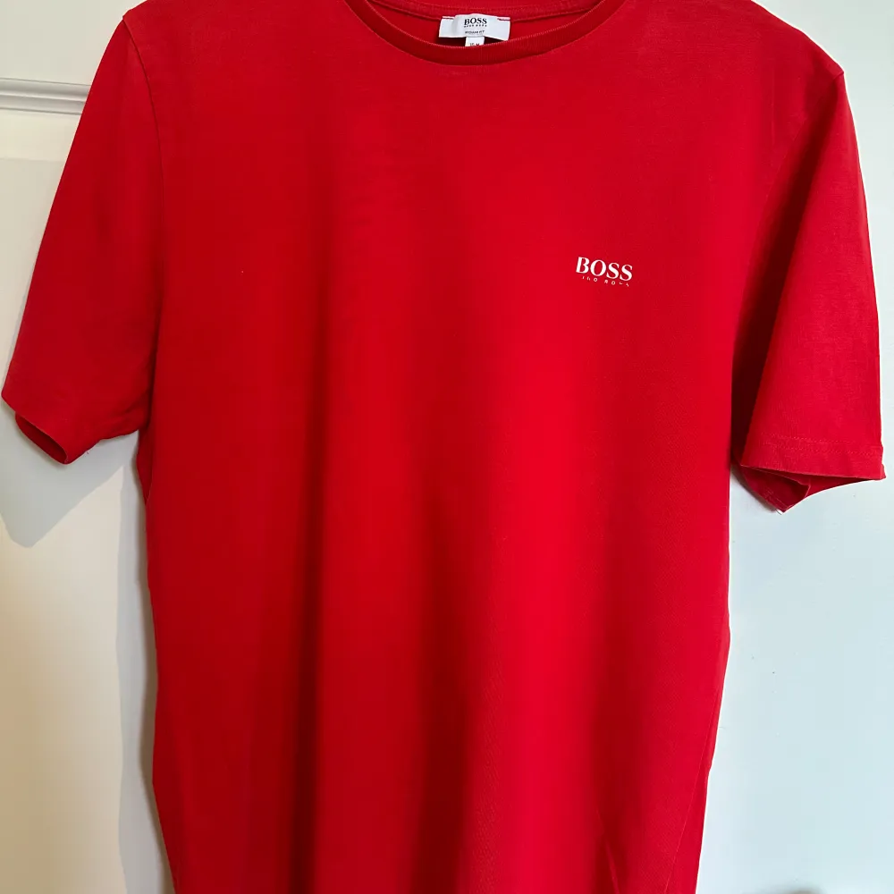 Röd T-shirt från Hugo Boss. Storlek 16 år/xs i vuxen.. T-shirts.
