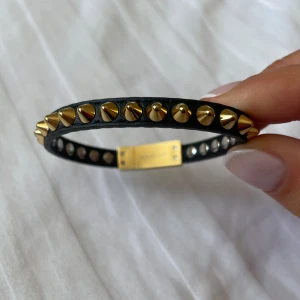 Trendigt nitarmband från Edblad - Guldplaterat nitarmband från Edblad. Jättebra skick då det använts fåtal gånger. Trendigt och snyggt! Orginalpris 499kr